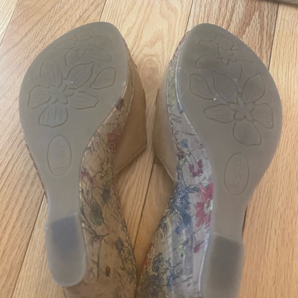 B.o.c. (Born) woman’s wedge slip on sandal. - Picture 4 of 4